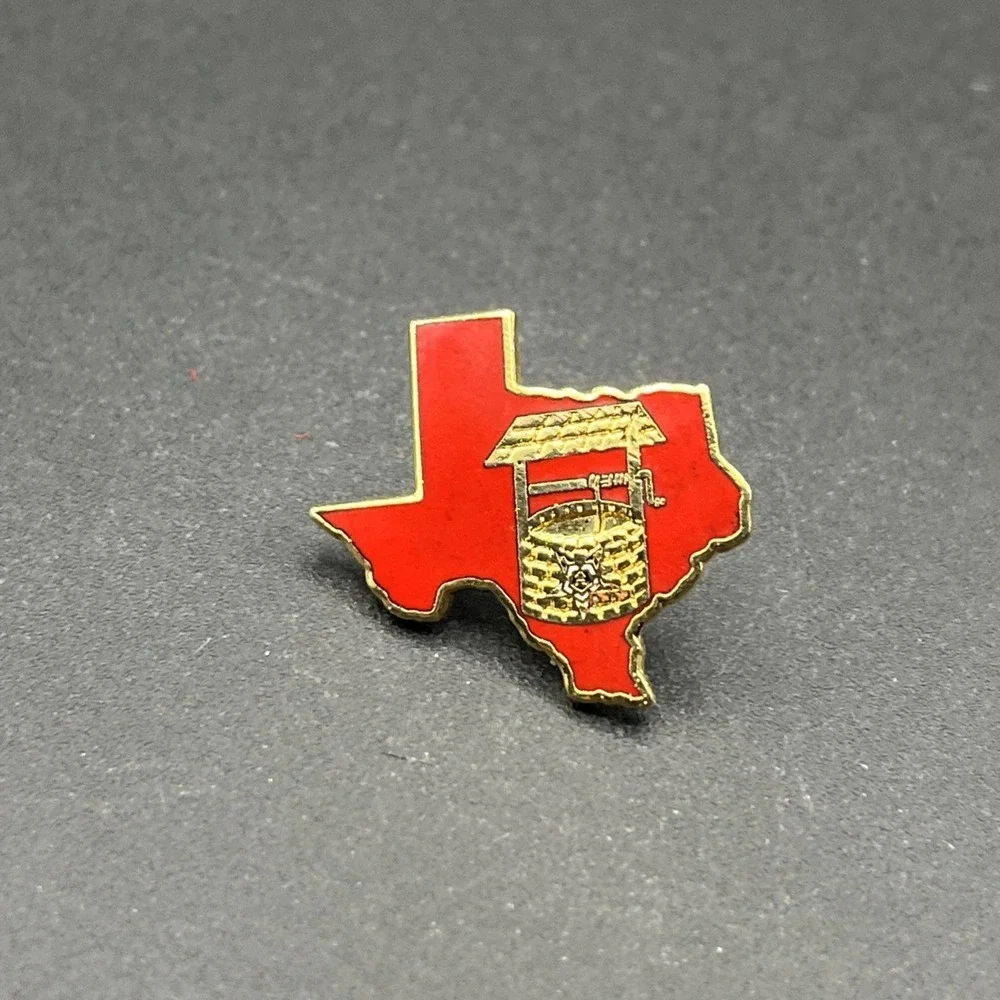 State Of Texas Outline Gold Tone Wishing Well Lapel Hat Pin‎